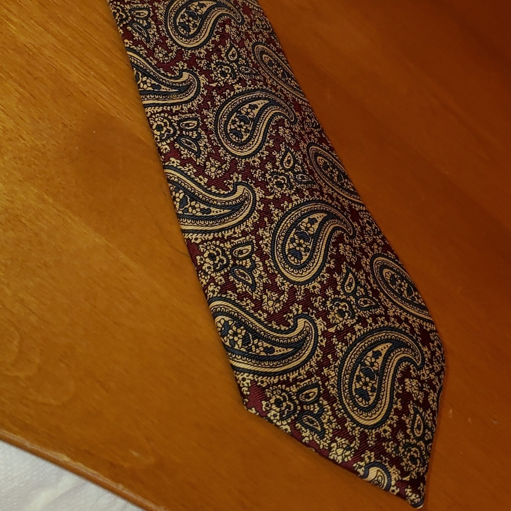 100% silk paisley tie